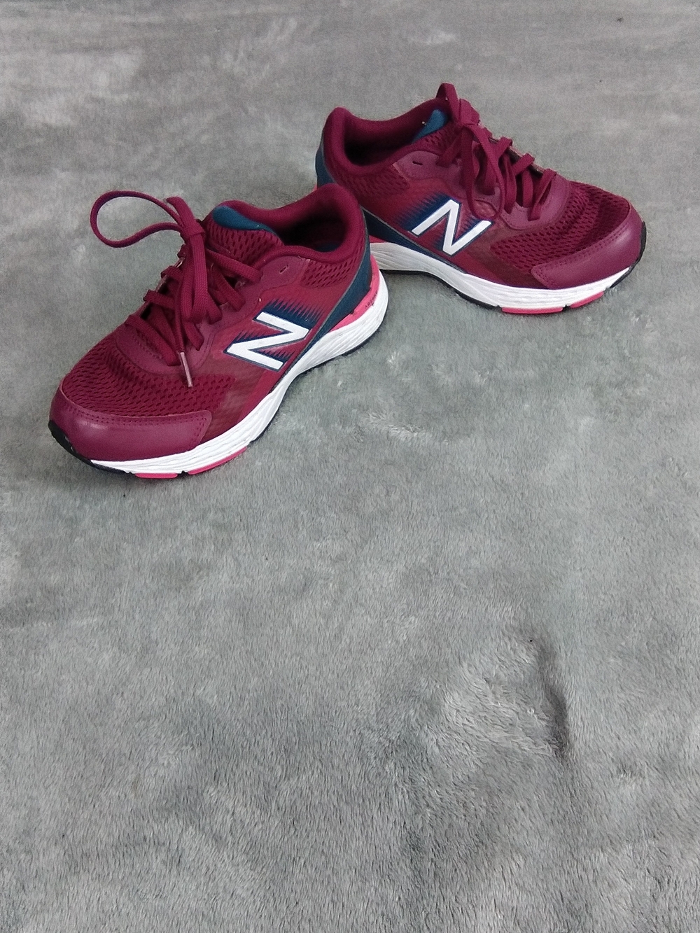 Kids New Balance  680 athletic sneakers Size 3.5
